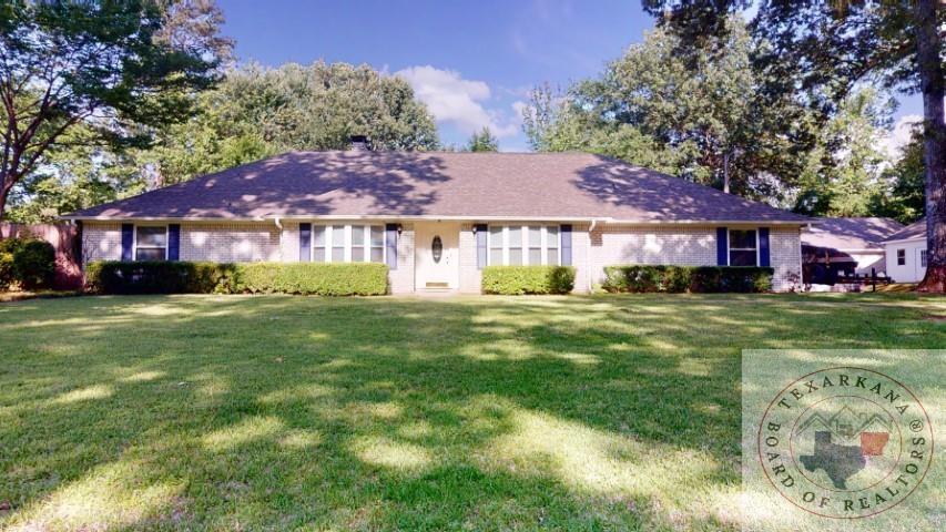 916 Clear Crk, Texarkana, TX 75503 - ranch-style house with a front yard