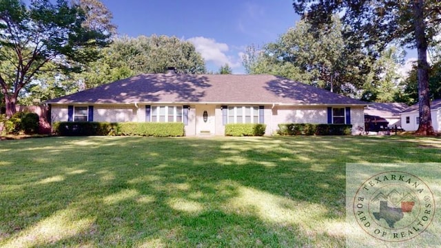 ranch-style house featuring a front lawn