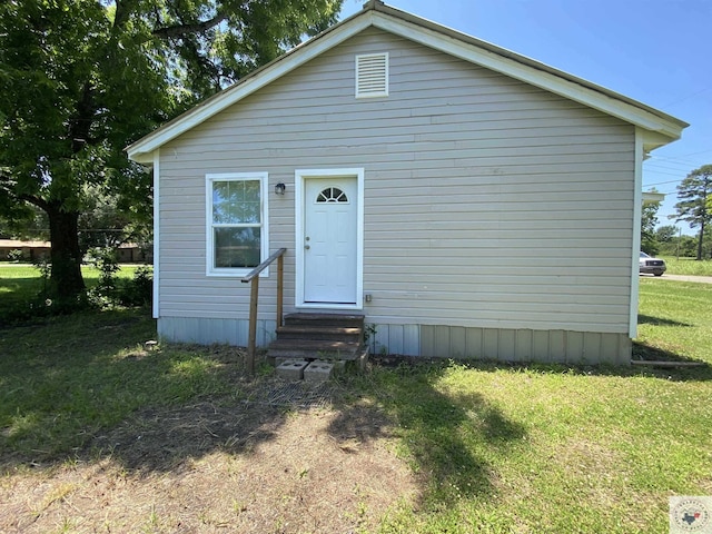 view of front facade with a front yard