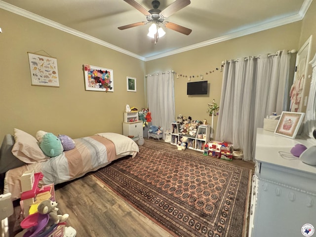 22 Heritage Blvd, Texarkana, TX 75501 - bedroom with wood finished floors, ornamental molding, and a ceiling fan
