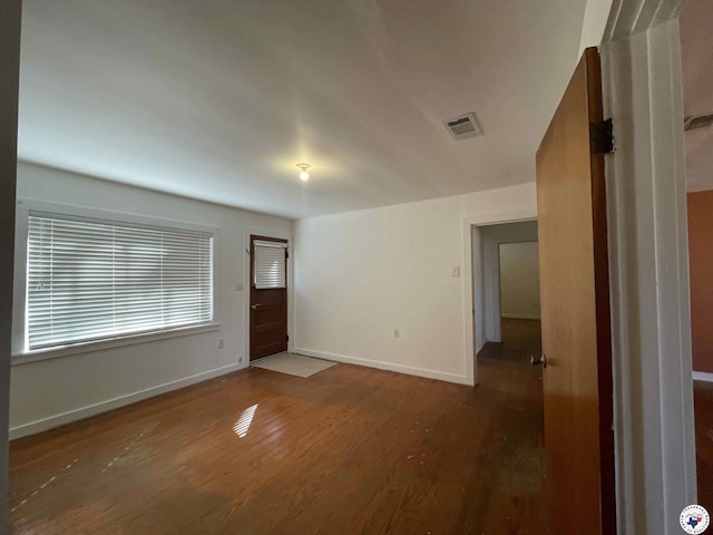 entryway with baseboards, wood finished floors, and visible vents