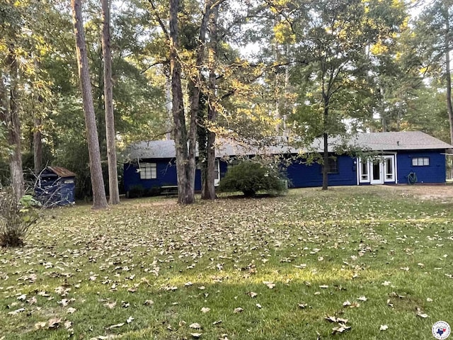 view of front of home featuring a front yard