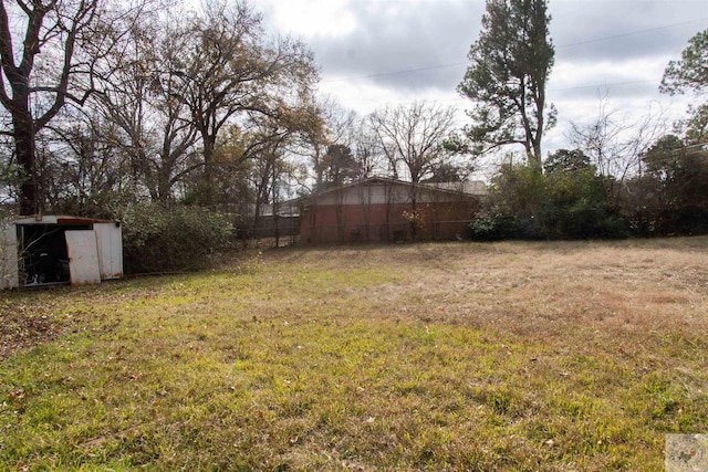 view of yard with an outbuilding