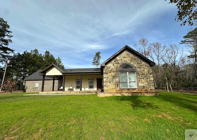 view of front of house featuring a front yard