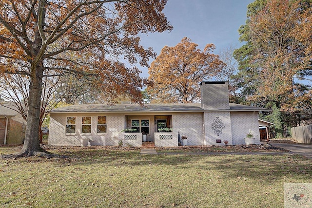 view of front of house featuring a front yard