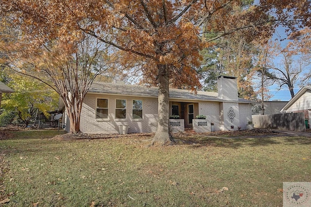 view of front of home featuring a front lawn