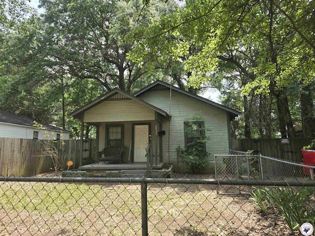 2015 W 14th St, Texarkana, TX 75501 - bungalow-style home featuring a porch and a fenced backyard