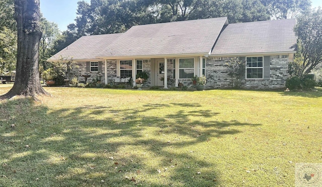 view of front of home featuring a front yard