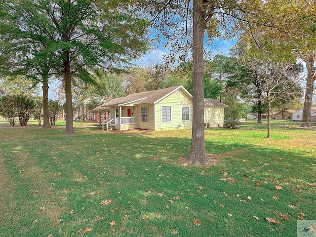 view of front facade featuring a front lawn and a porch