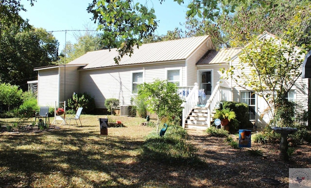 back of house featuring a yard