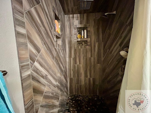 bathroom featuring a tile shower