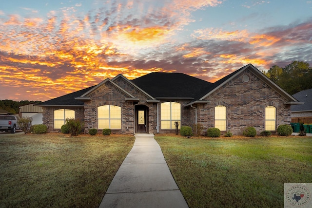 view of front of home featuring a lawn