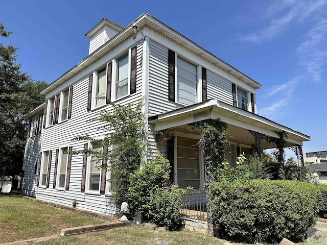 view of front of property with a front lawn