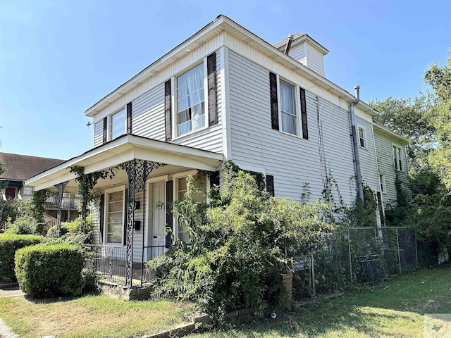 view of front facade with covered porch and a front lawn