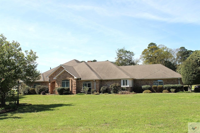 single story home featuring a front lawn