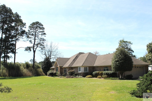 view of front facade featuring a garage and a front yard