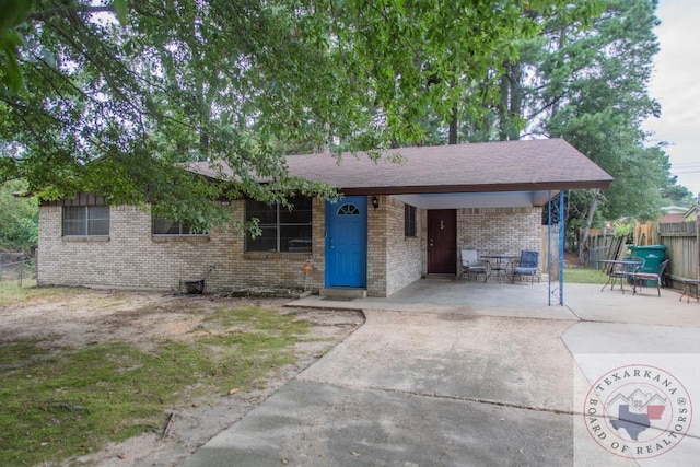 1743 Meadowbrook Ln, Texarkana, TX 75501 - single story home featuring a patio