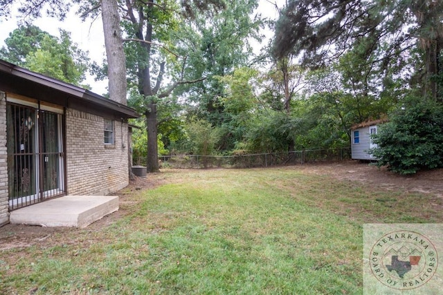 view of yard featuring an outdoor structure