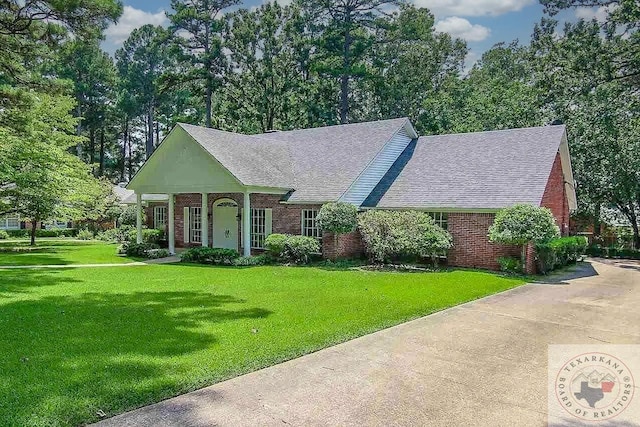 view of front facade with a front lawn