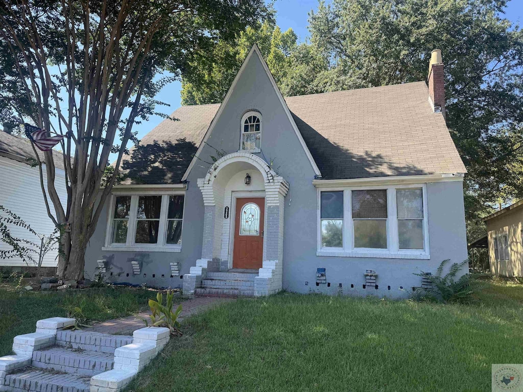 view of front of house with a front yard