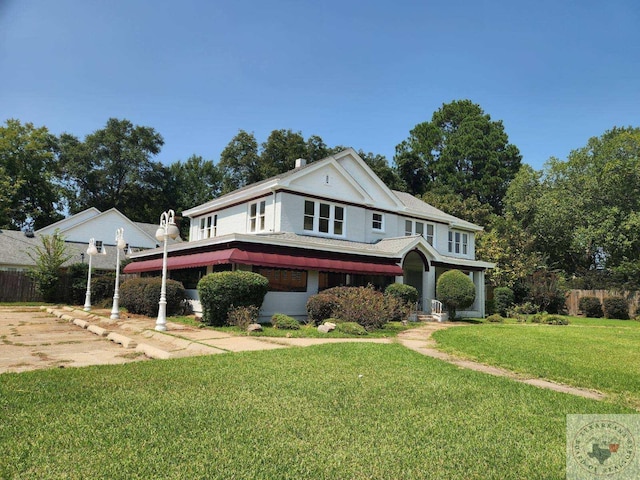 view of front of property featuring a front lawn