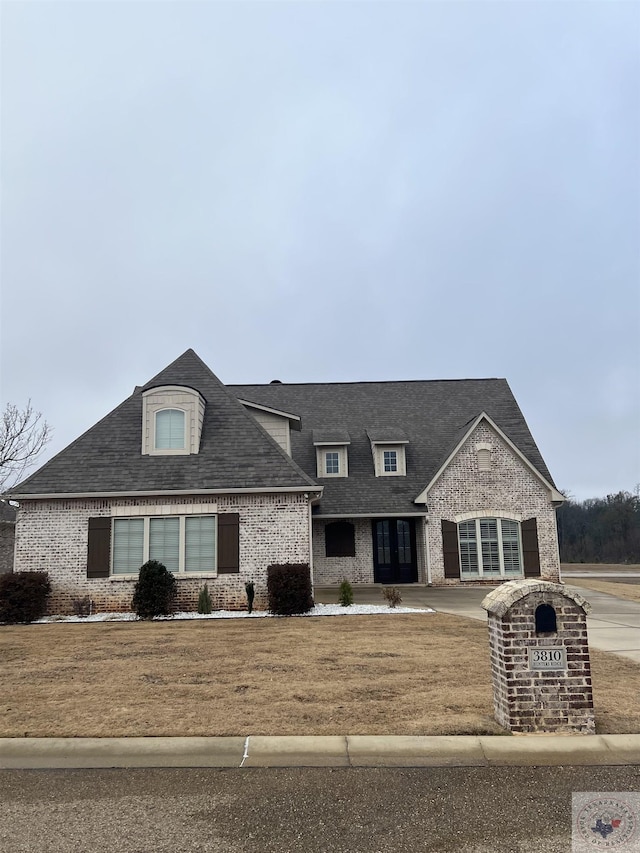 view of front facade with a front yard