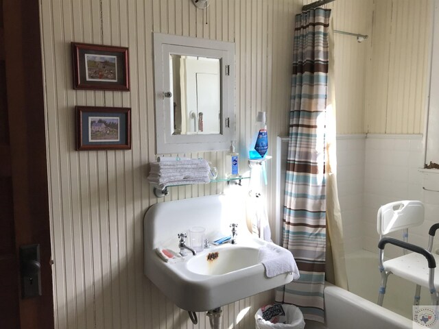 bathroom with sink and shower / tub combo