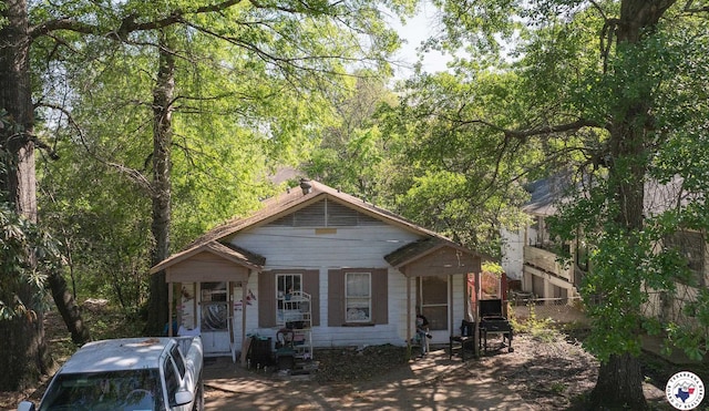906-908 E 10th, Texarkana, AR 71854 - bungalow-style home featuring a wooded view and a porch