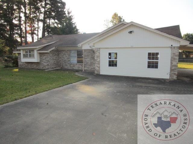 single story home featuring a front yard