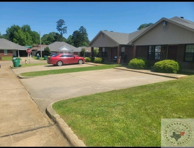 view of front of home featuring a front lawn