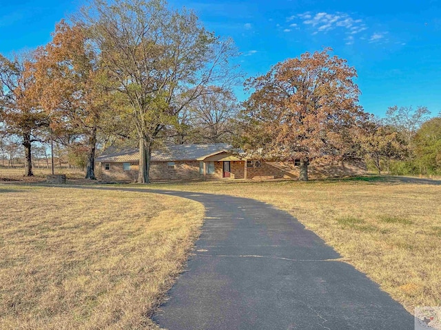 view of front of property featuring a front lawn