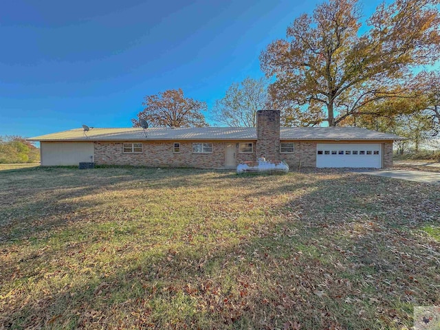 view of front of house with a garage and a front yard