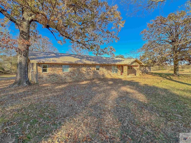 view of front of home featuring a front lawn