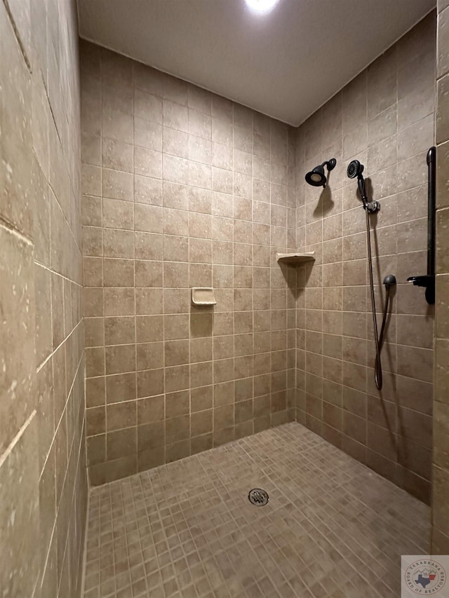 bathroom featuring tiled shower