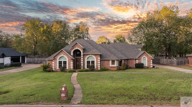 view of front of house featuring a yard