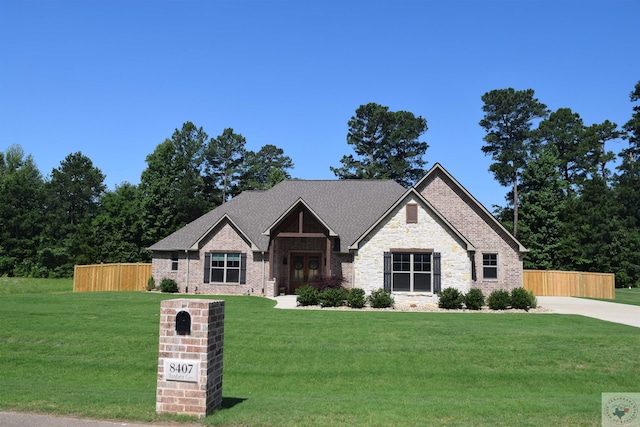 craftsman inspired home featuring a front lawn