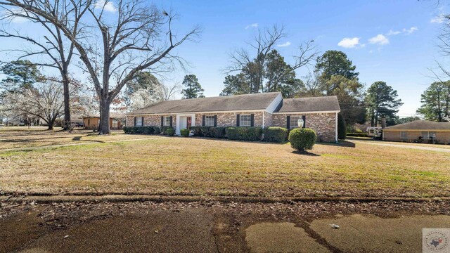 view of front of property featuring a front lawn