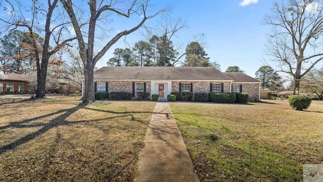 view of front of property featuring a front yard