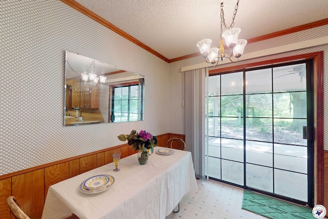 713 Franklin St, Texarkana, TX 75501 - dining space featuring a chandelier, crown molding, light flooring, wainscoting, and wallpapered walls