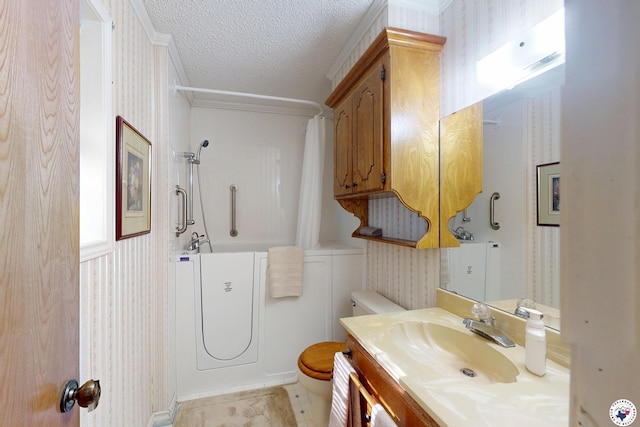 713 Franklin St, Texarkana, TX 75501 - full bath with wallpapered walls, toilet, vanity, crown molding, and a textured ceiling