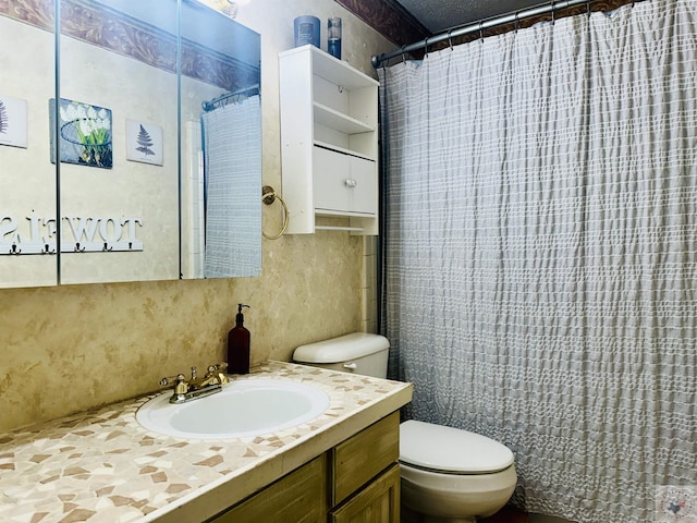 full bath featuring a shower with shower curtain, vanity, and toilet