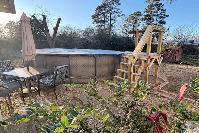 view of yard featuring an outbuilding