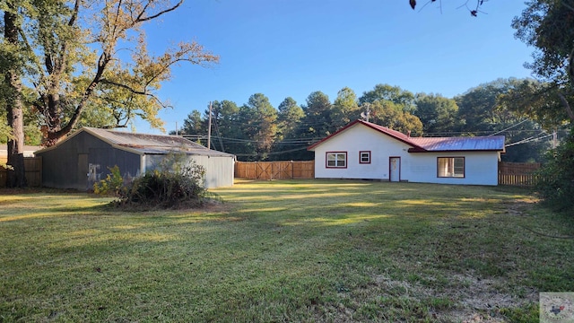 view of yard with an outbuilding