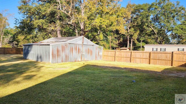 view of yard featuring an outbuilding