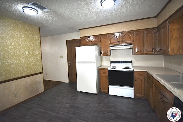 1104A E 23rd St, Texarkana, AR 71854 - kitchen with white appliances, under cabinet range hood, wallpapered walls, light countertops, and a textured ceiling