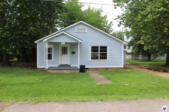 710 E Short 6th St, Hope, AR 71801 - bungalow-style home with covered porch and a front yard