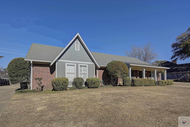 view of front of home featuring a front lawn