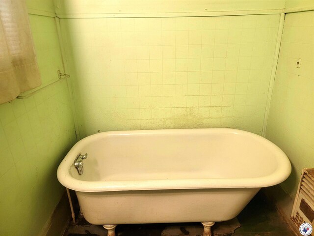 607 N Walnut St, Clarksville, TX 75426 - full bath featuring a freestanding bath