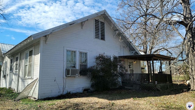 607 N Walnut St, Clarksville, TX 75426 - view of side of home featuring a wooden deck, cooling unit, and a lawn