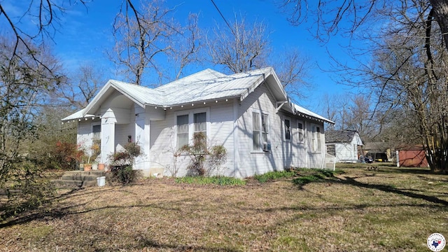 607 N Walnut St, Clarksville, TX 75426 - view of side of property featuring metal roof and a yard